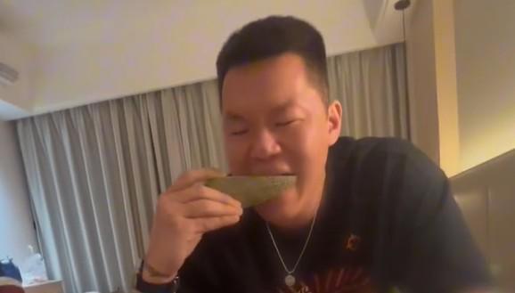朱芳雨吃瓜,揭秘篮球圈幕后故事