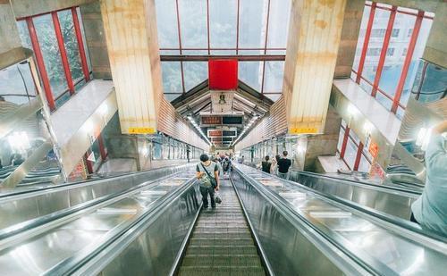 带你吃瓜重庆电梯,体验山城独特风情